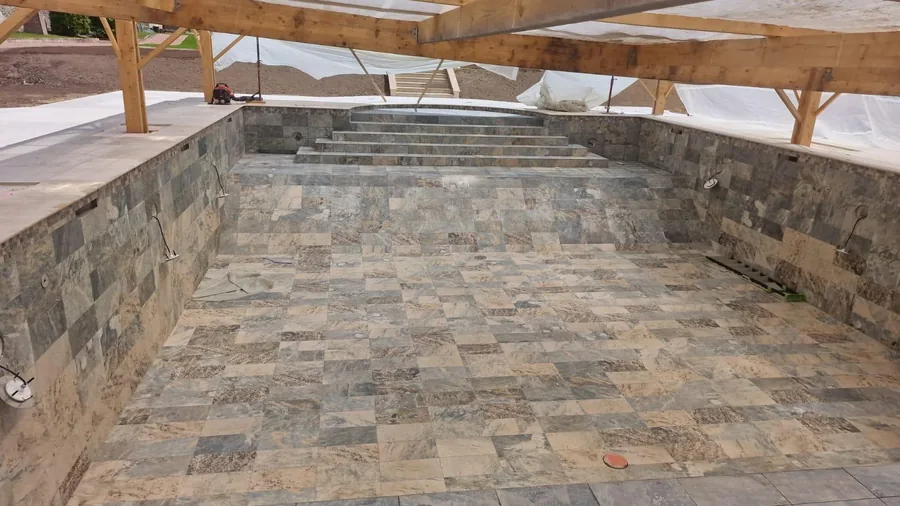 Bassin intérieur habillé de carrelage effet pierre