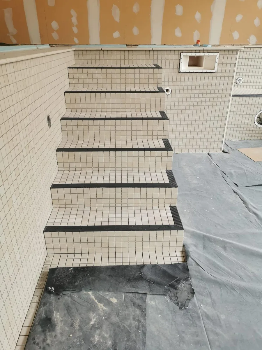 Escalier de bassin habillé de mosaïque