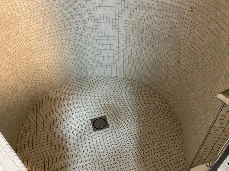 Espace bien-être courbe habillé de mosaïque