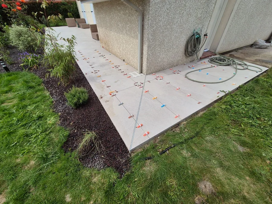 Pose de carrelage extérieur autour d’une maison